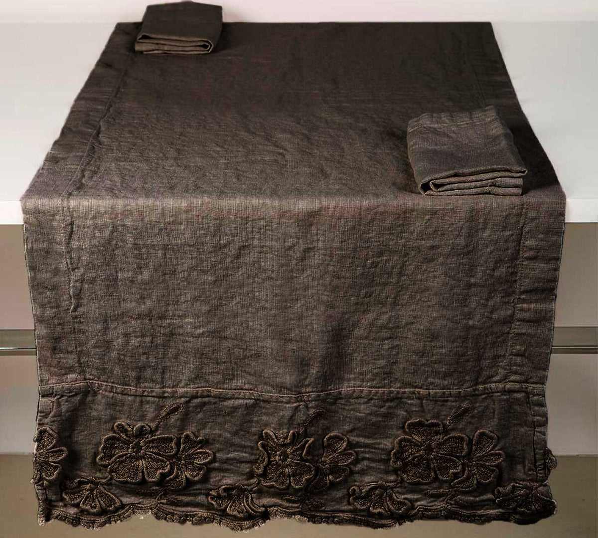 Runner/centerpiece with Petali embroidery * while stocks last