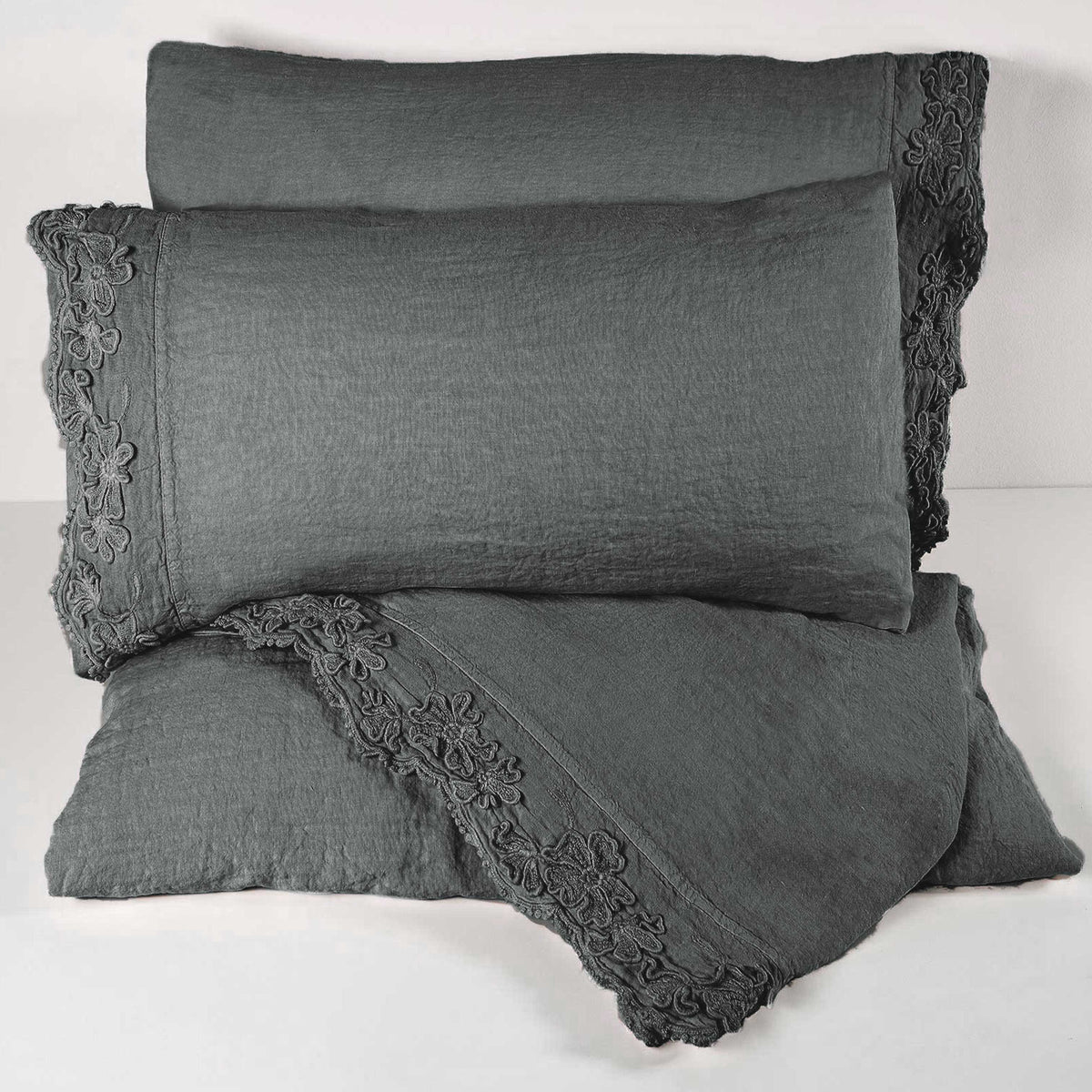 Double duvet cover and pillowcase set with Petals embroidery