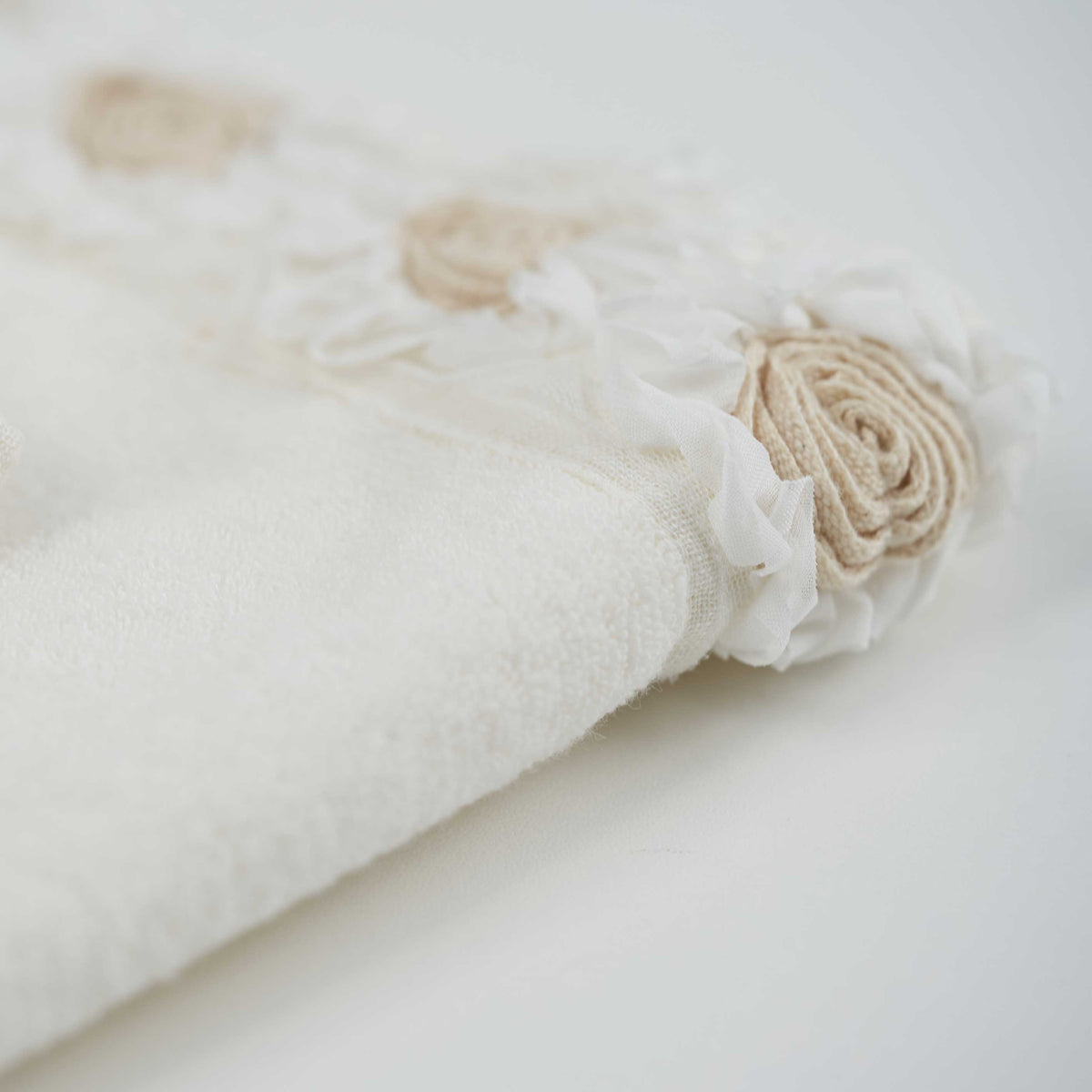 Face and guest towel set in terrycloth with Peonies embroidery