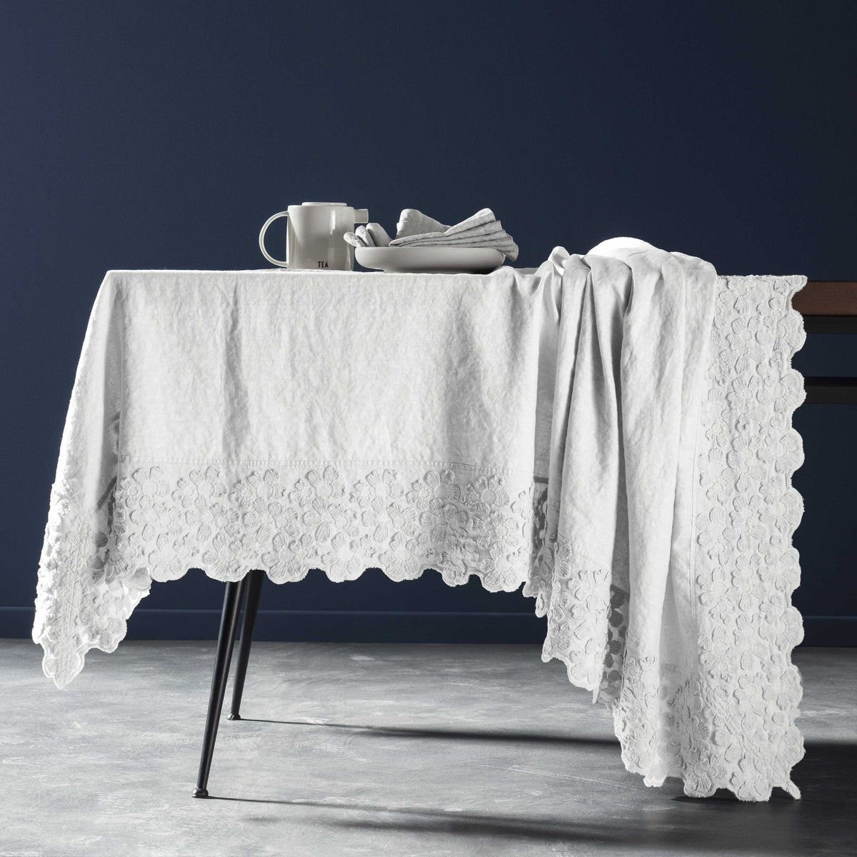 Square tablecloth with Primula embroidery * LAST ONE