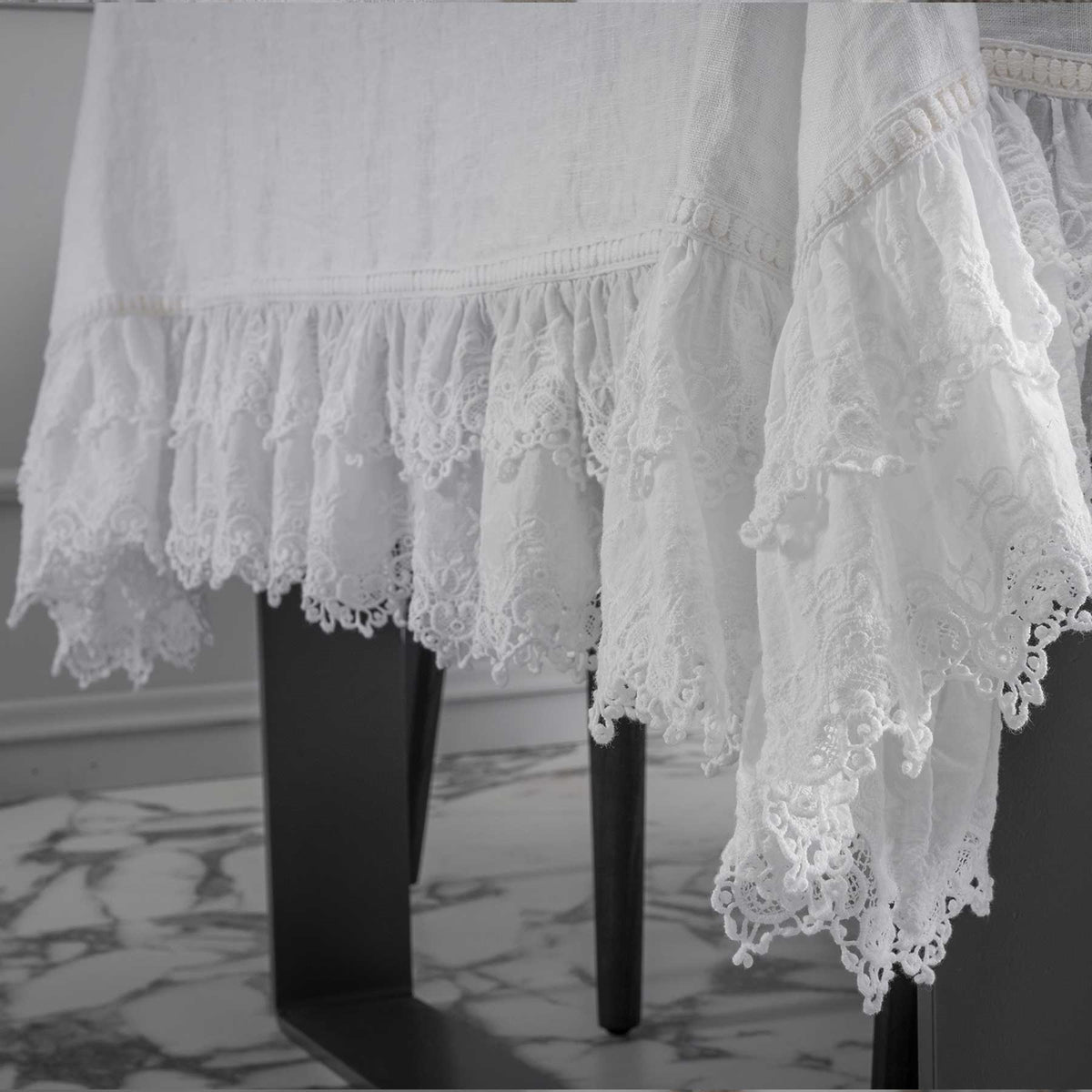 Rectangular tablecloth with Sangallo lace * While stocks last