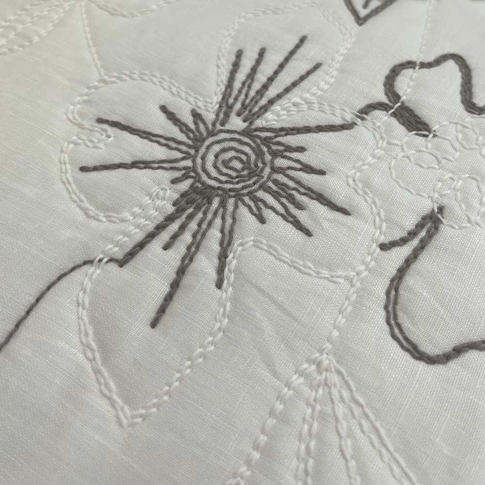 Linen bath towel with Narcissus embroidery * while stocks last