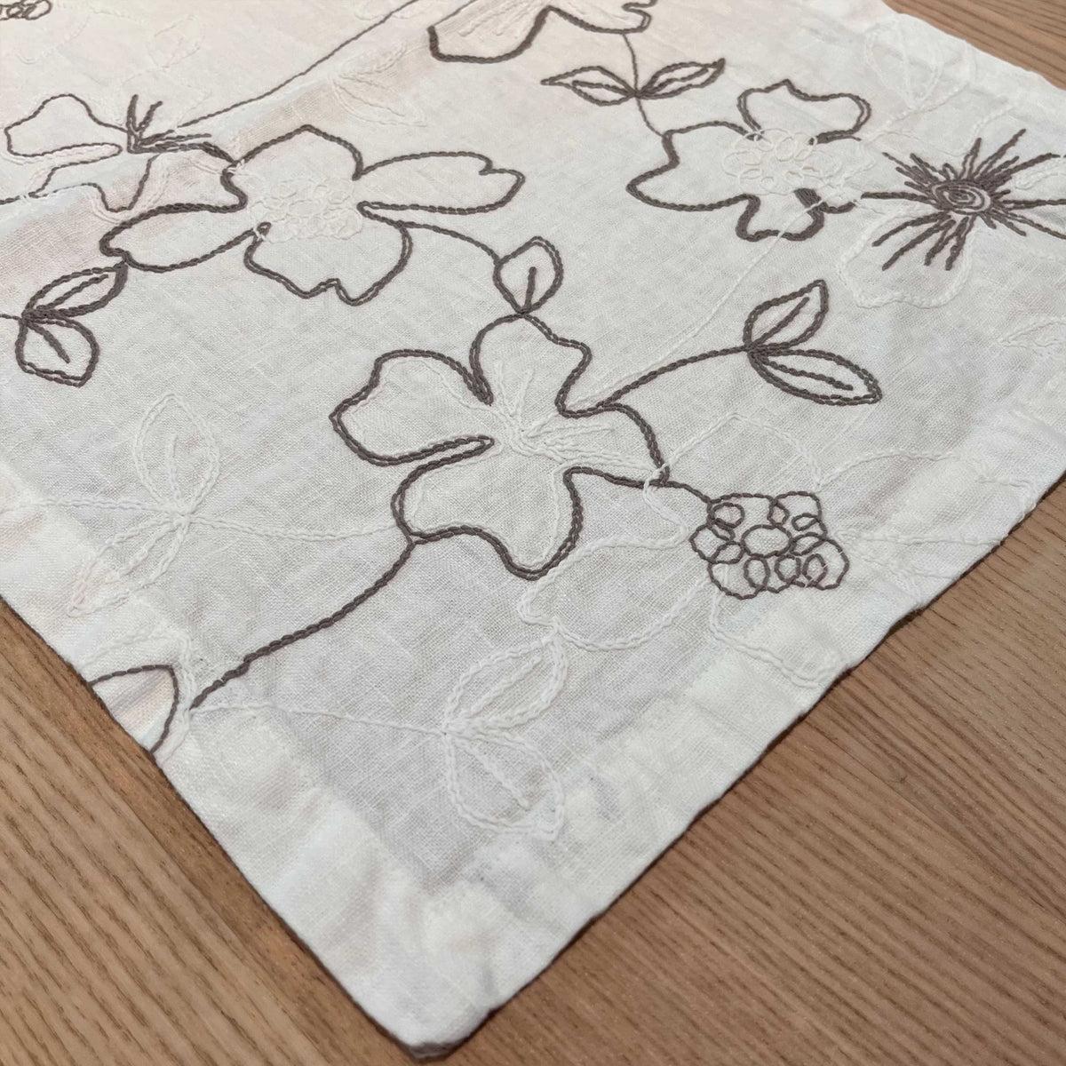Pair of placemats with Narcissus embroidery