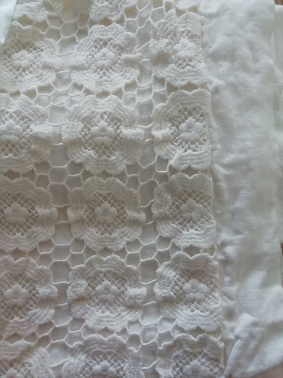 Pair of pillowcases with Daisy embroidery