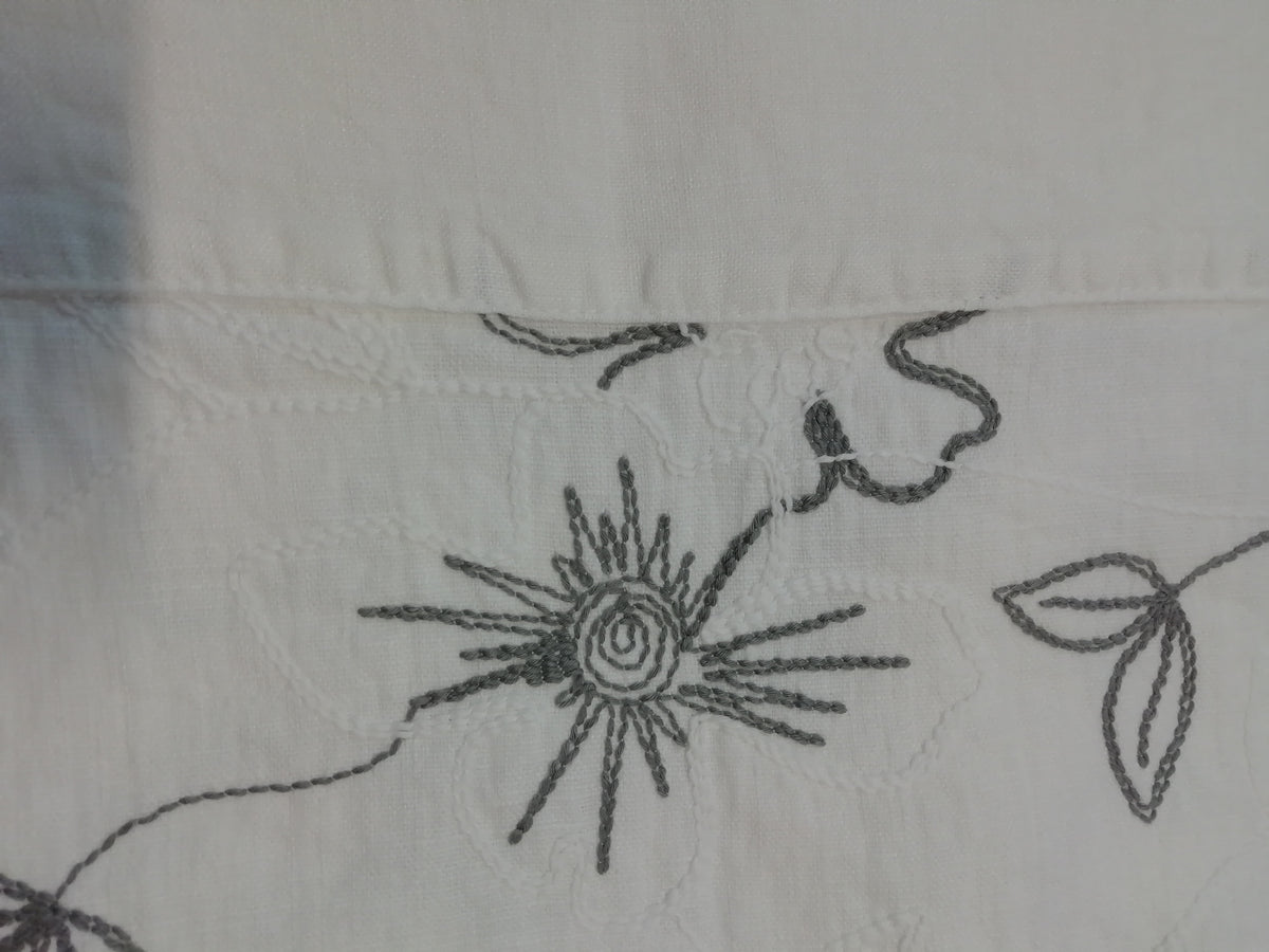 Tablecloth with Narcissus embroidery