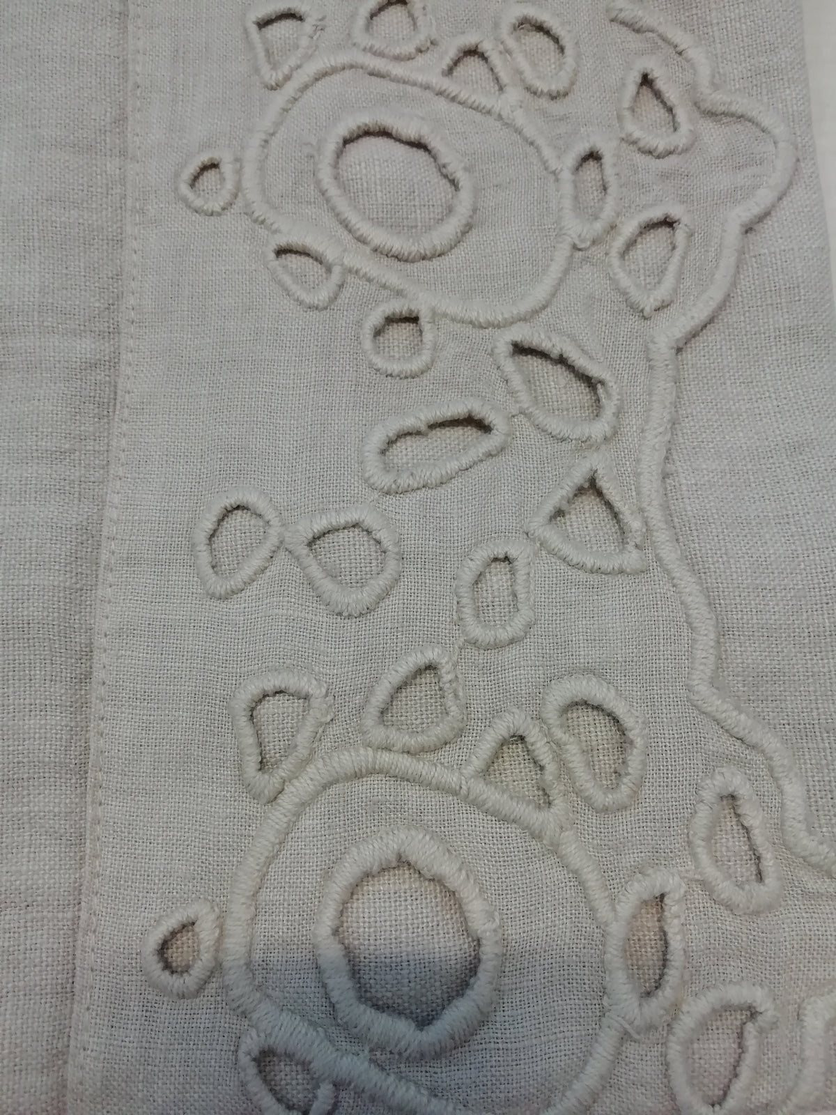 Decorative pillowcase with embroidery circles * while stocks last
