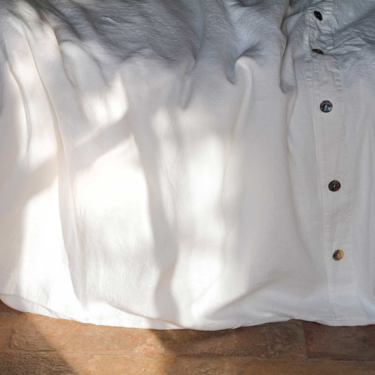 Double duvet cover set and pillowcases Buttons and buttonholes