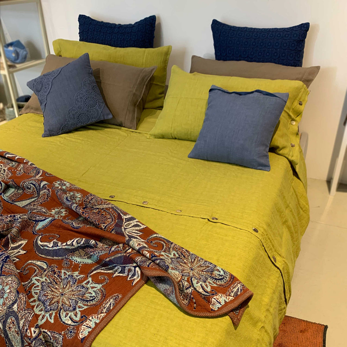 Double duvet cover set and pillowcases Buttons and buttonholes