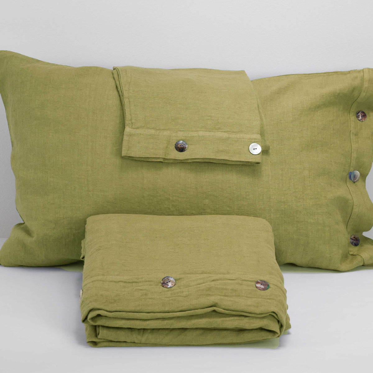 Double duvet cover set and pillowcases Buttons and buttonholes