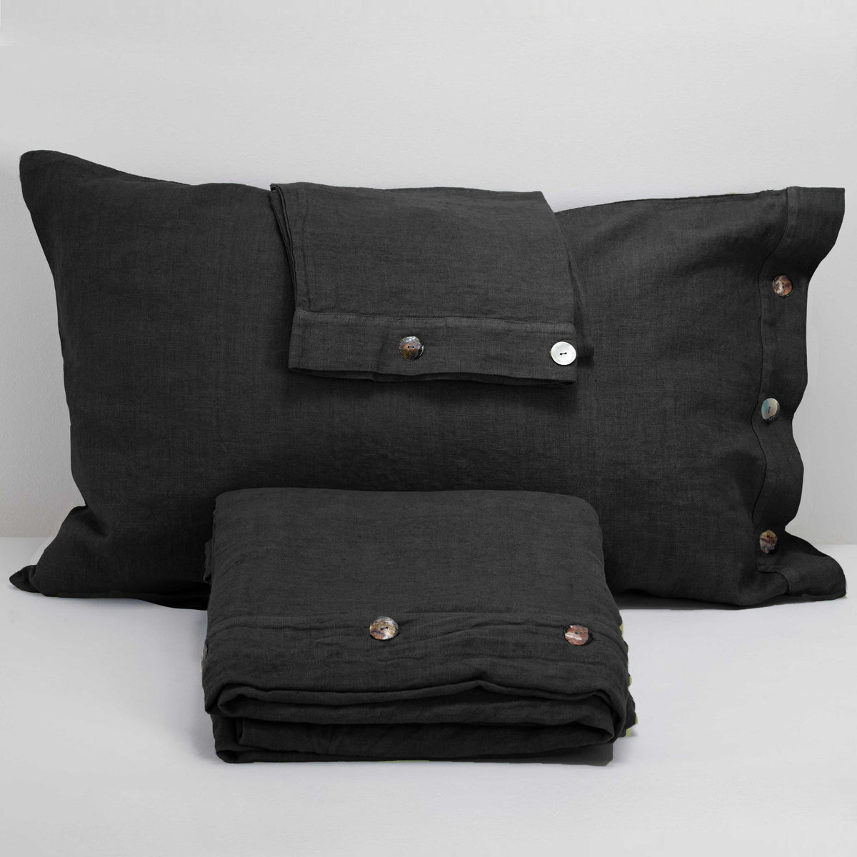 Double duvet cover set and pillowcases Buttons and buttonholes