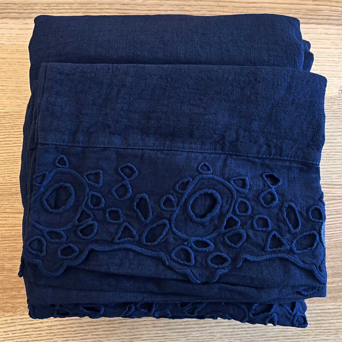 Single duvet cover set with Circles embroidery * while stocks last