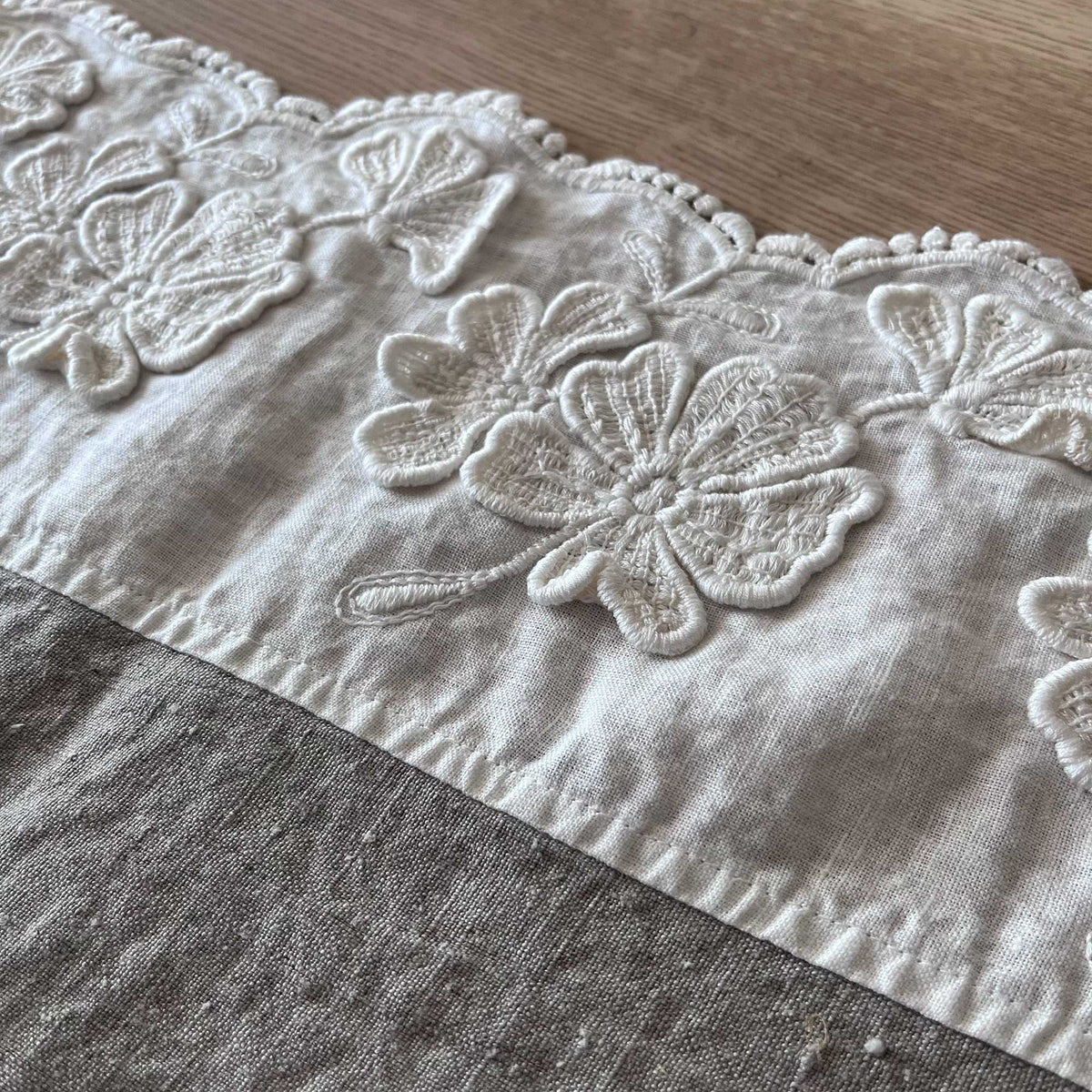 Tablecloth with Petals embroidery