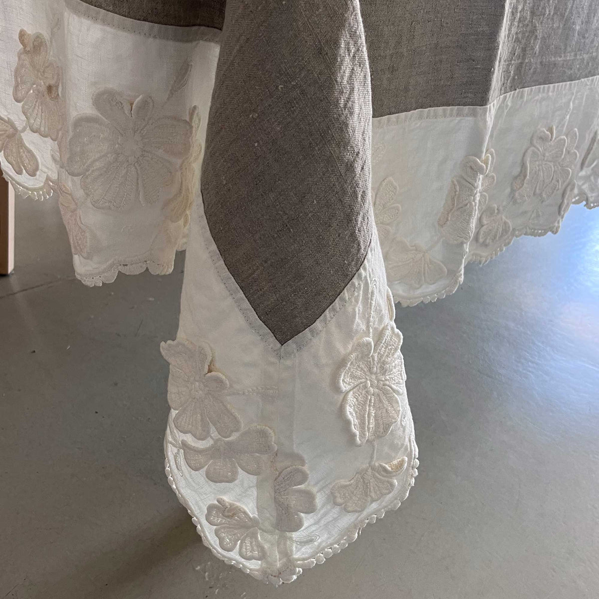 Tablecloth with Petals embroidery
