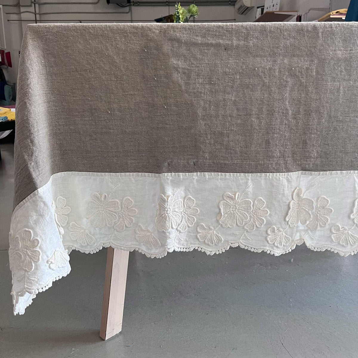 Tablecloth with Petals embroidery