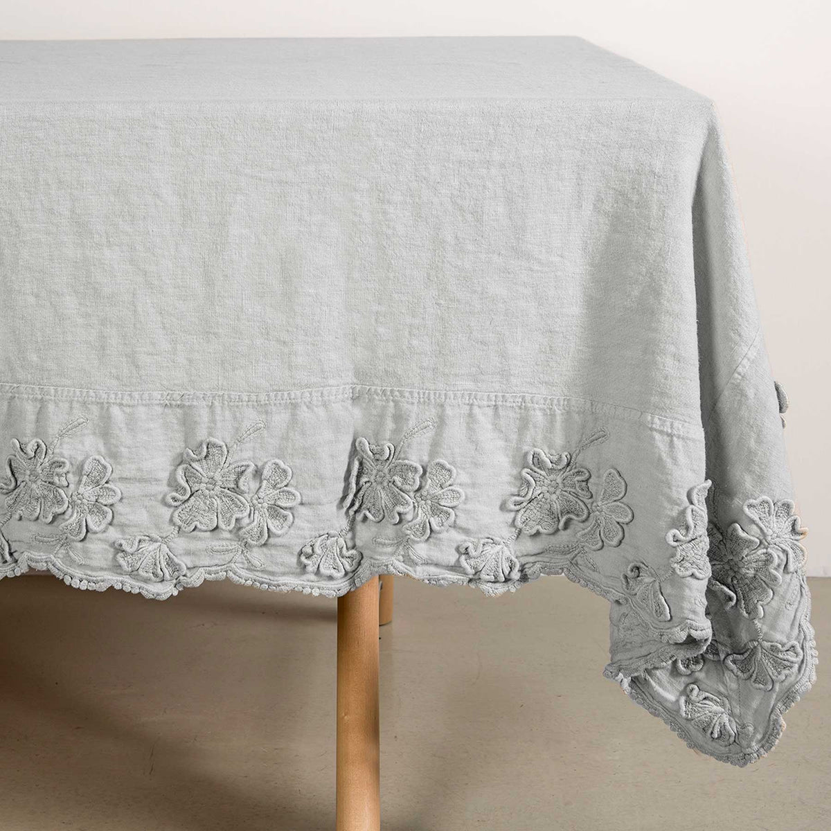 Square tablecloth 170x170 cm with Petali embroidery * while stocks last
