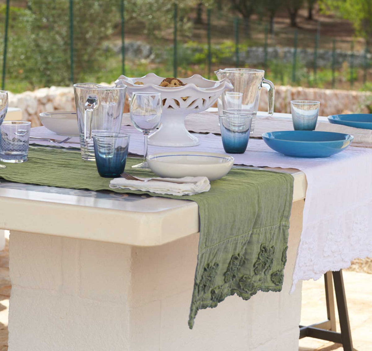 Runner/centrepiece with Petals *while supplies last