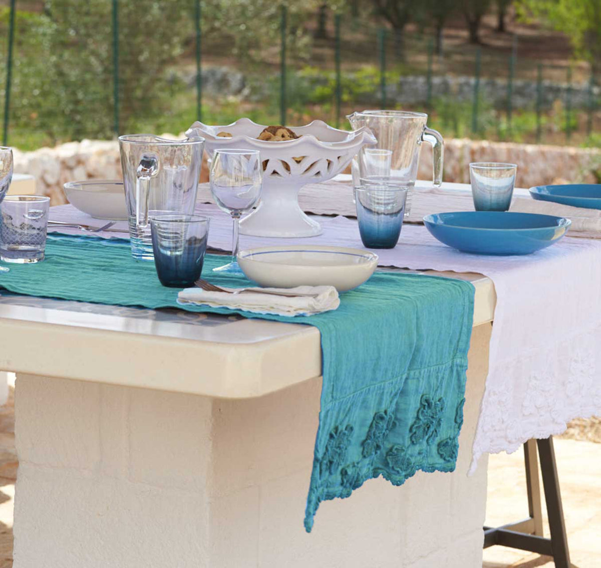 Runner/centrepiece with Petals *while supplies last