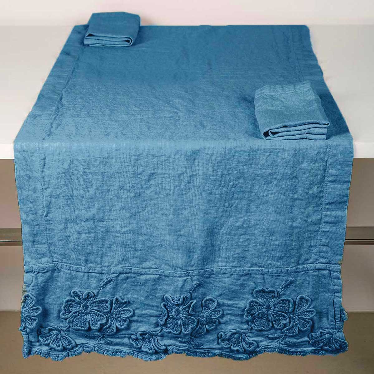 Runner/centrepiece with Petals *while supplies last