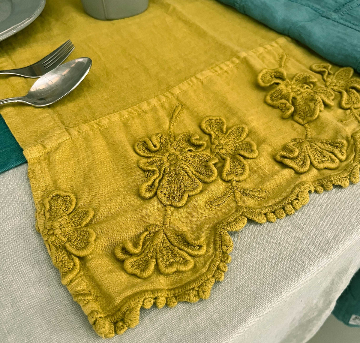 Runner/centerpiece with Petali embroidery * while stocks last