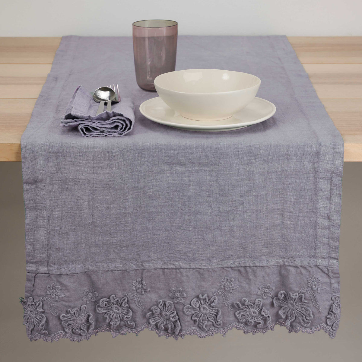 Runner/centerpiece with Petali embroidery * while stocks last