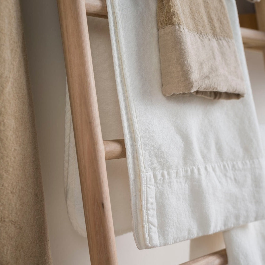 Terry bath towel with linen edge