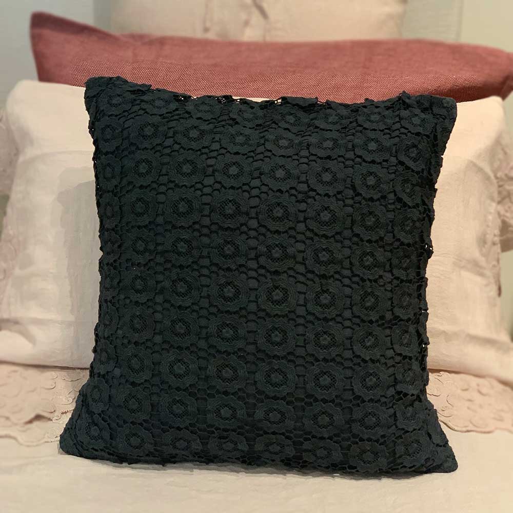 Pillowcase with all-over daisies embroidery * while stocks last