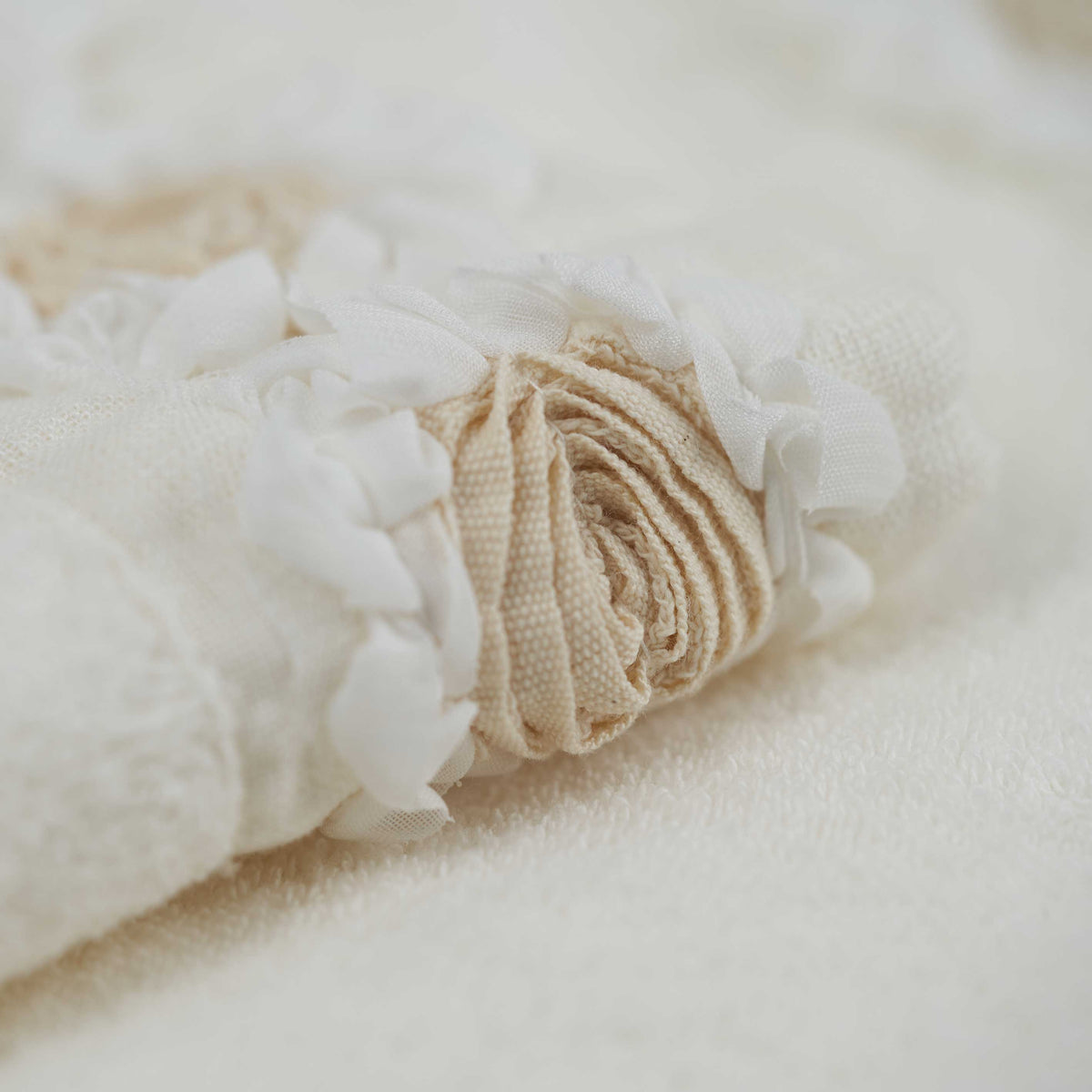 Face and guest towel set in terrycloth with Peonies embroidery