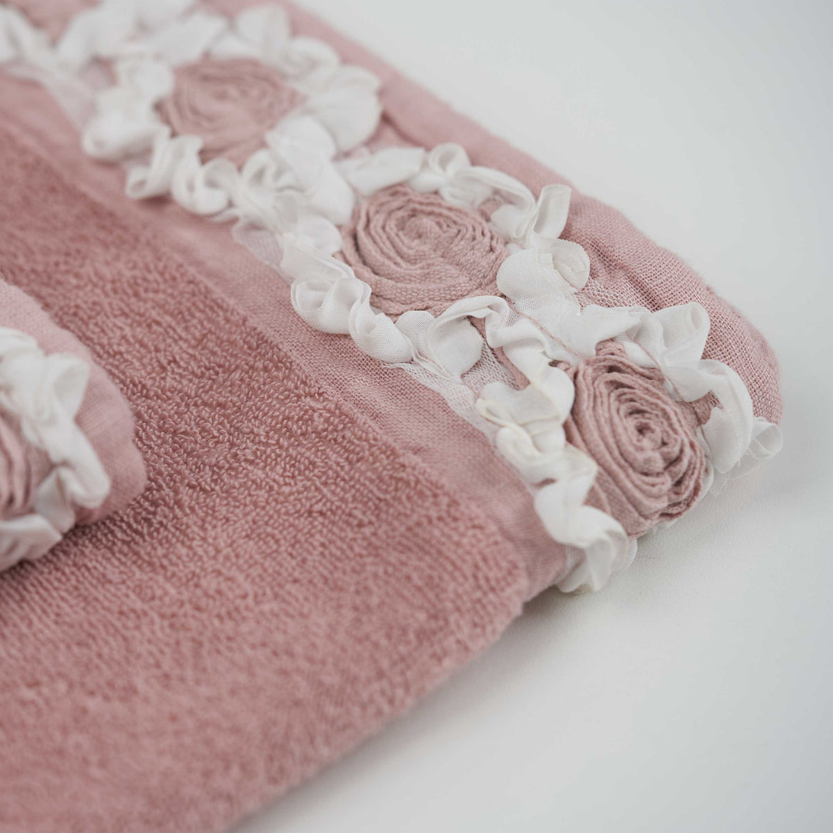 Terry shower towel with Peony embroidery