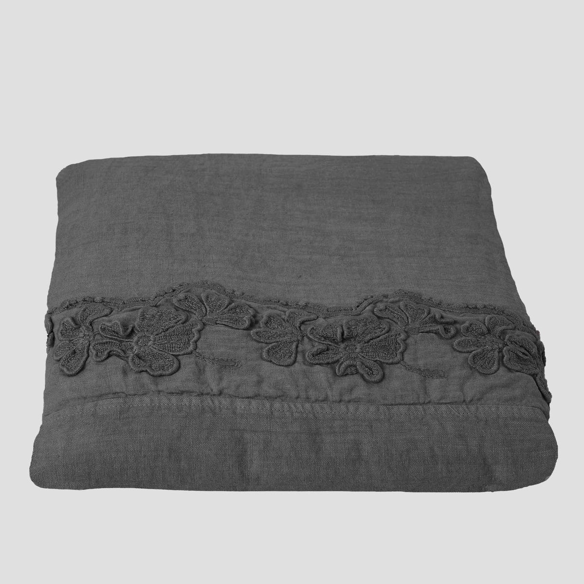 Double bedspread with Petals embroidery