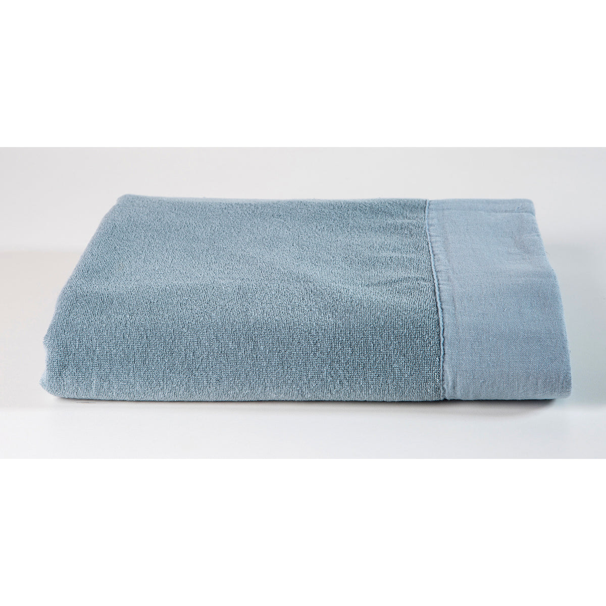 Terry bath towel with linen edge