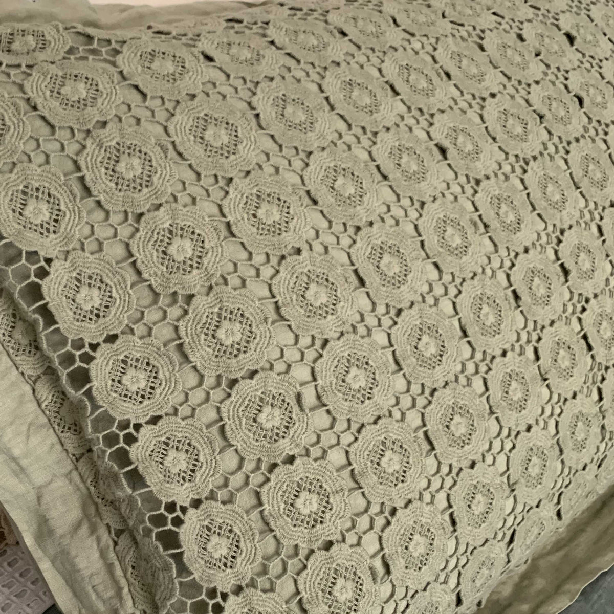 Pair of pillowcases with Daisy embroidery