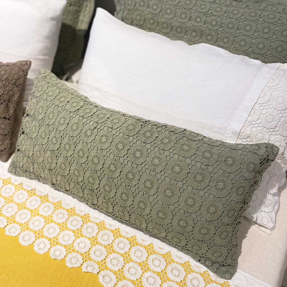 Rectangular decorative pillowcase with Daisy embroidery * while stocks last