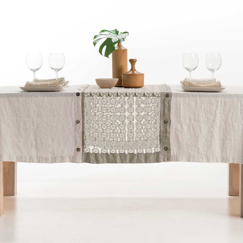 Modular table runner with daisy-shaped buttons * while stocks last