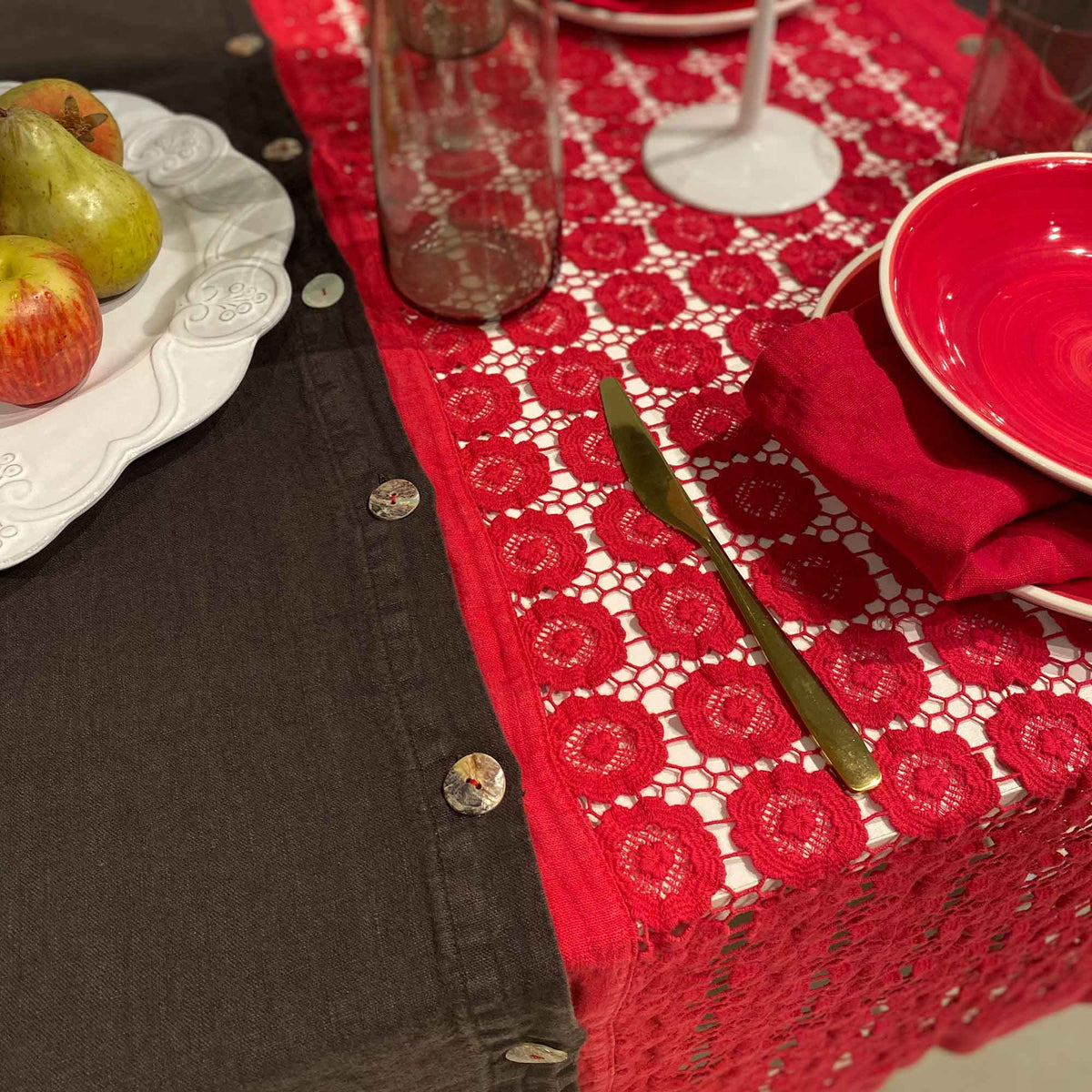 Modular table runner with daisy-shaped buttons * while stocks last
