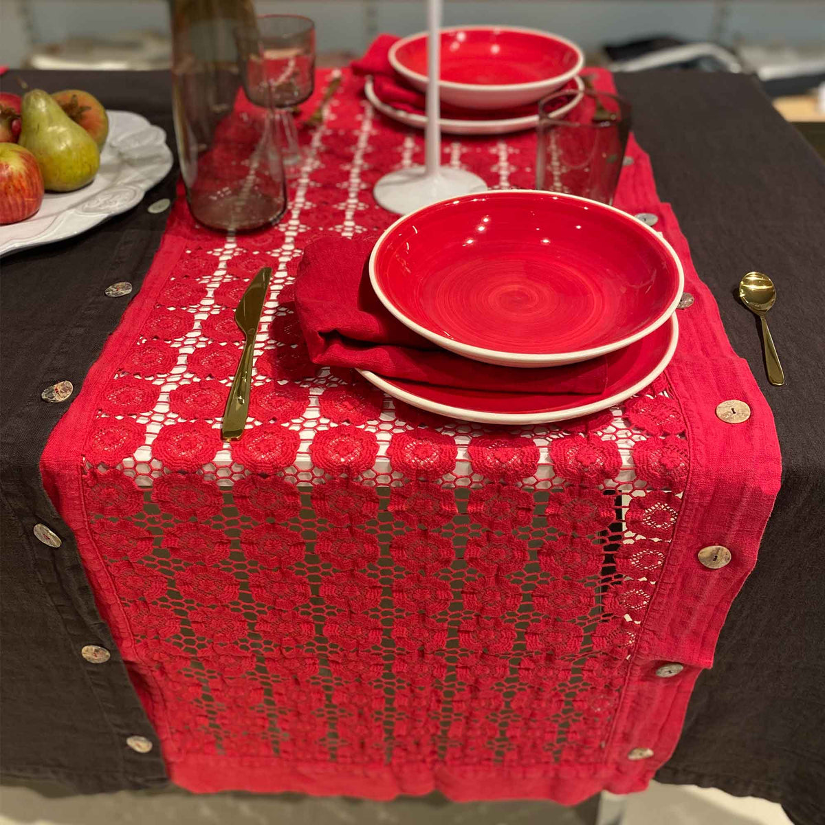 Modular table runner with daisy-shaped buttons * while stocks last
