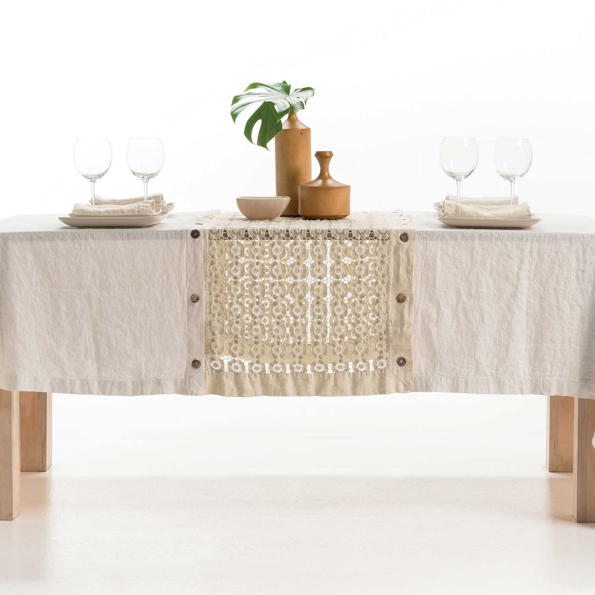 Modular table runner with daisy-shaped buttons * while stocks last