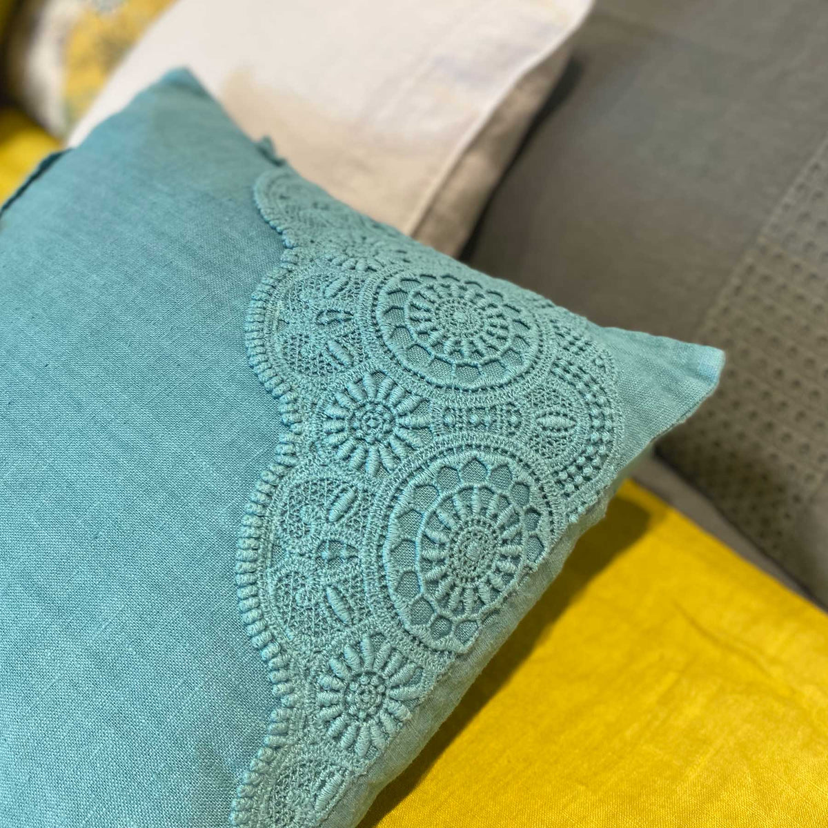 Retractable pillowcase with oblique Rosette embroidery on two sides * while stocks last
