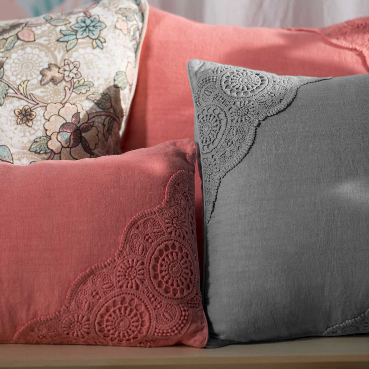 Retractable pillowcase with oblique Rosette embroidery on two sides * while stocks last