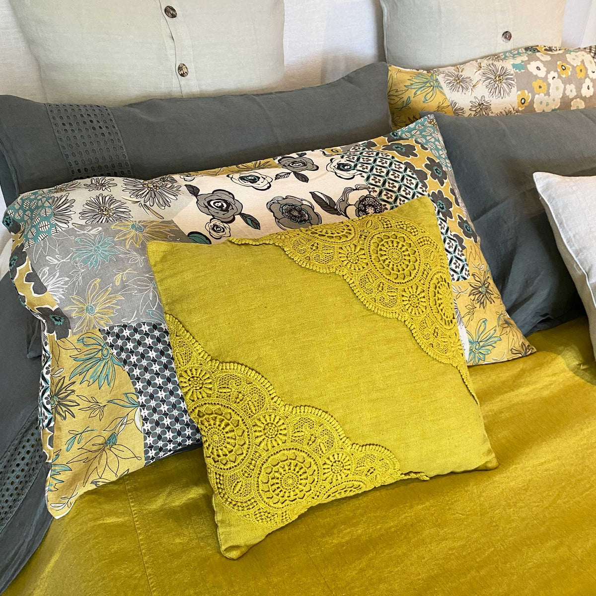 Retractable pillowcase with oblique Rosette embroidery on two sides * while stocks last