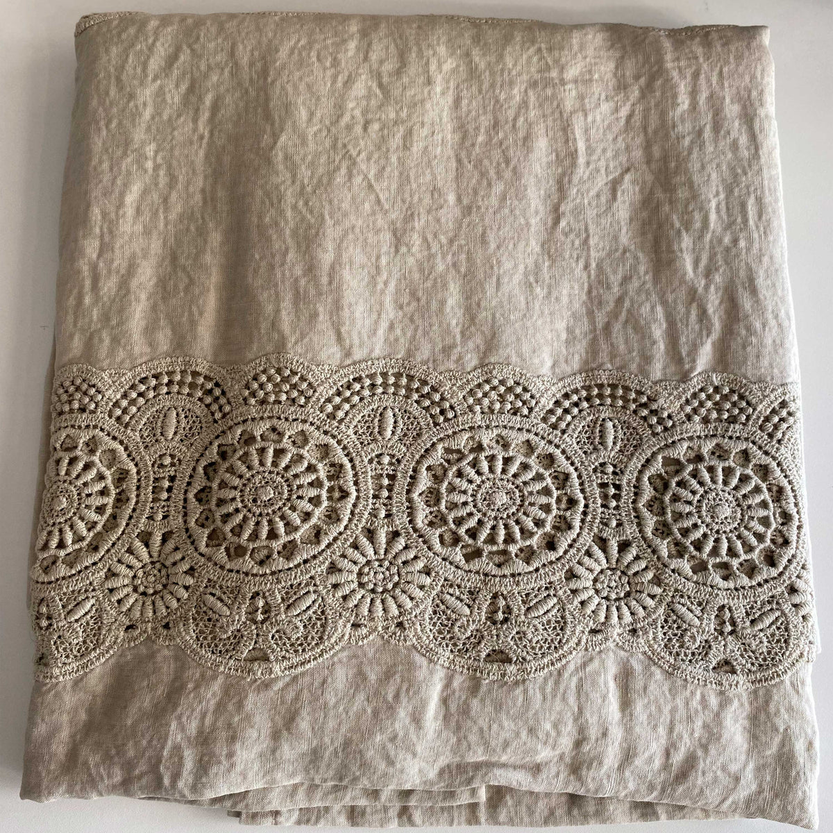 Curtain with laces and rosette embroidery