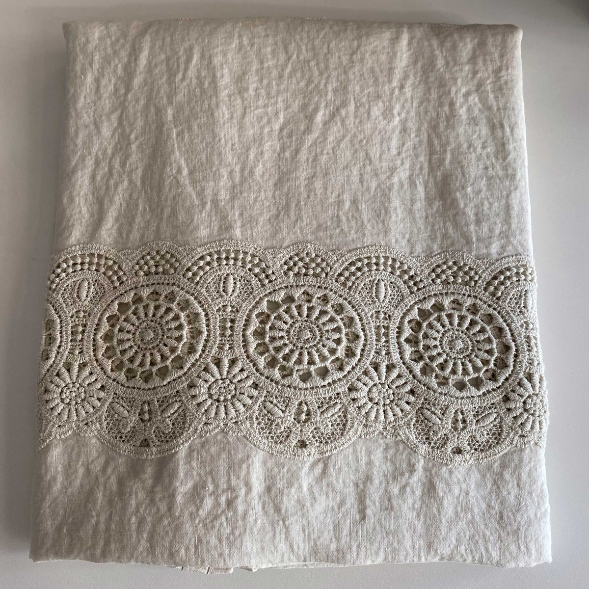 Curtain with laces and rosette embroidery