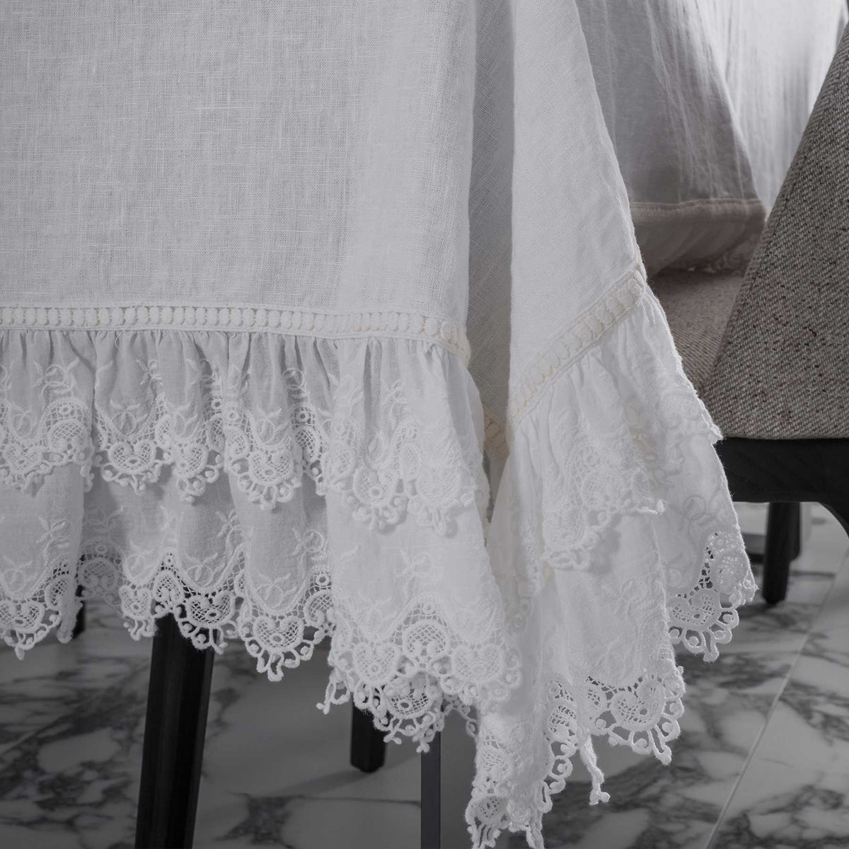 Rectangular tablecloth with Sangallo lace * While stocks last