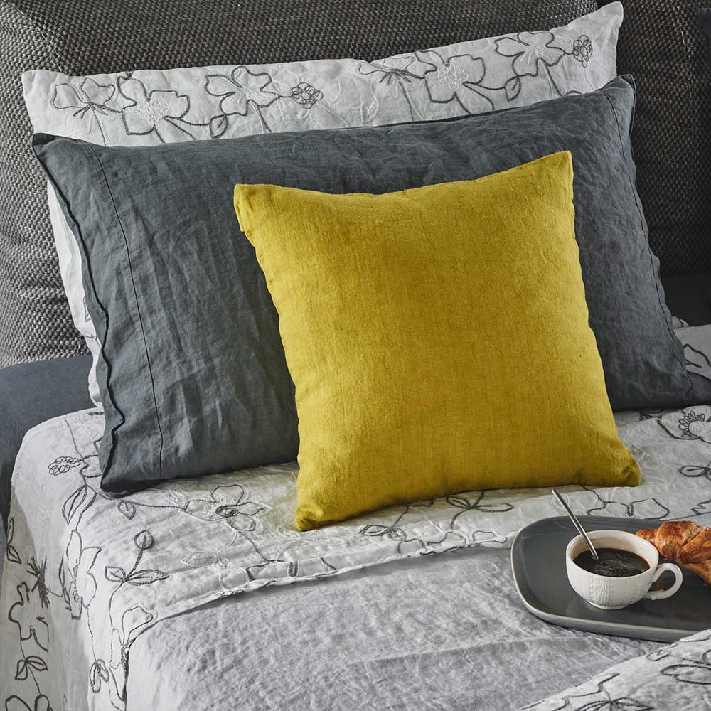 Narcissus embroidered sheet and pillowcase set