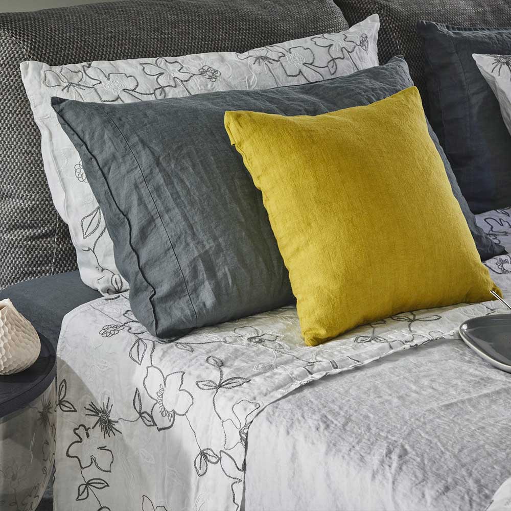 Narcissus embroidered sheet and pillowcase set