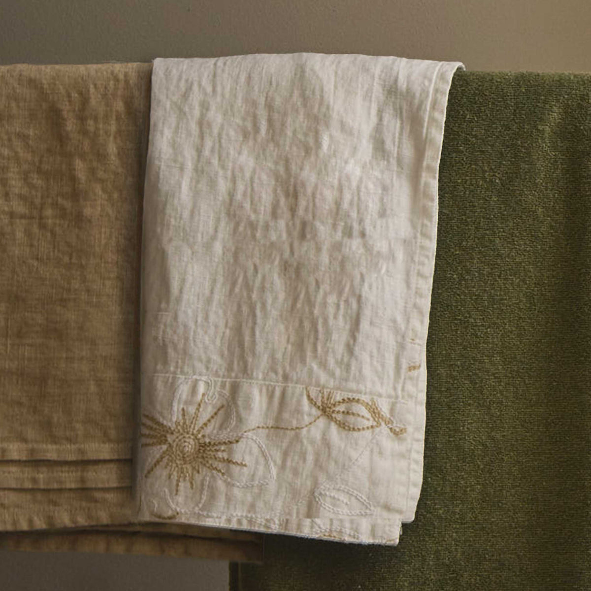 Linen bath towel with Narcissus embroidery * while stocks last