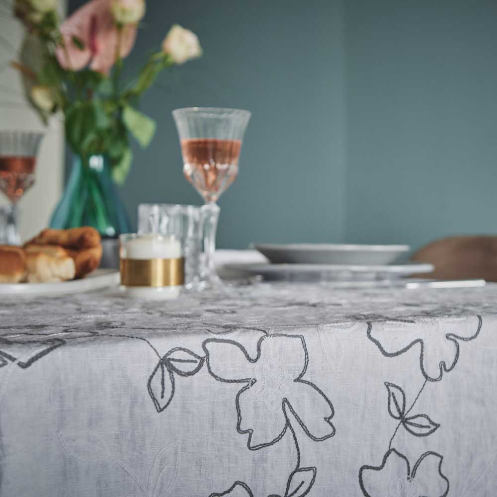Tablecloth with Narcissus embroidery