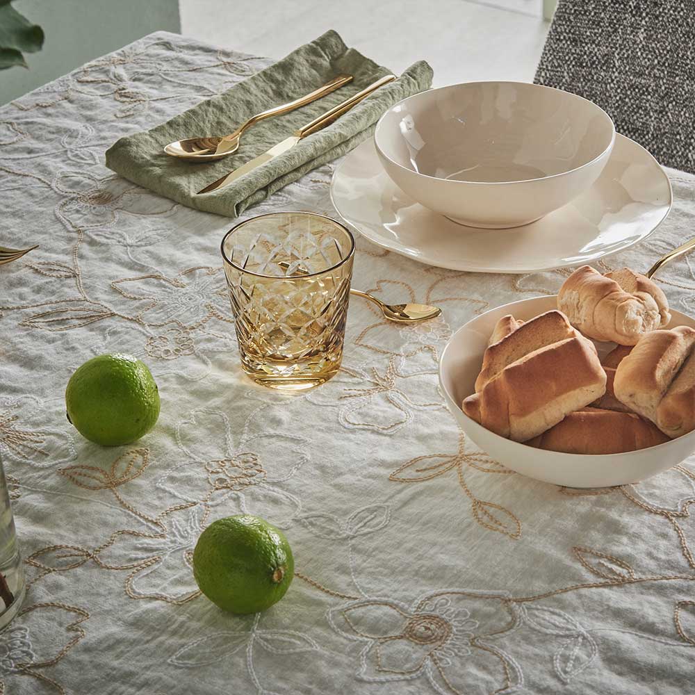 Tablecloth with Narcissus embroidery