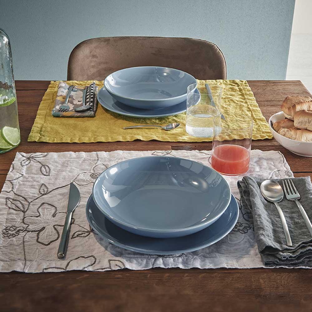 Pair of placemats with Narcissus embroidery