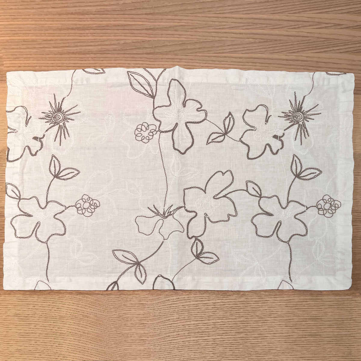 Pair of placemats with Narcissus embroidery