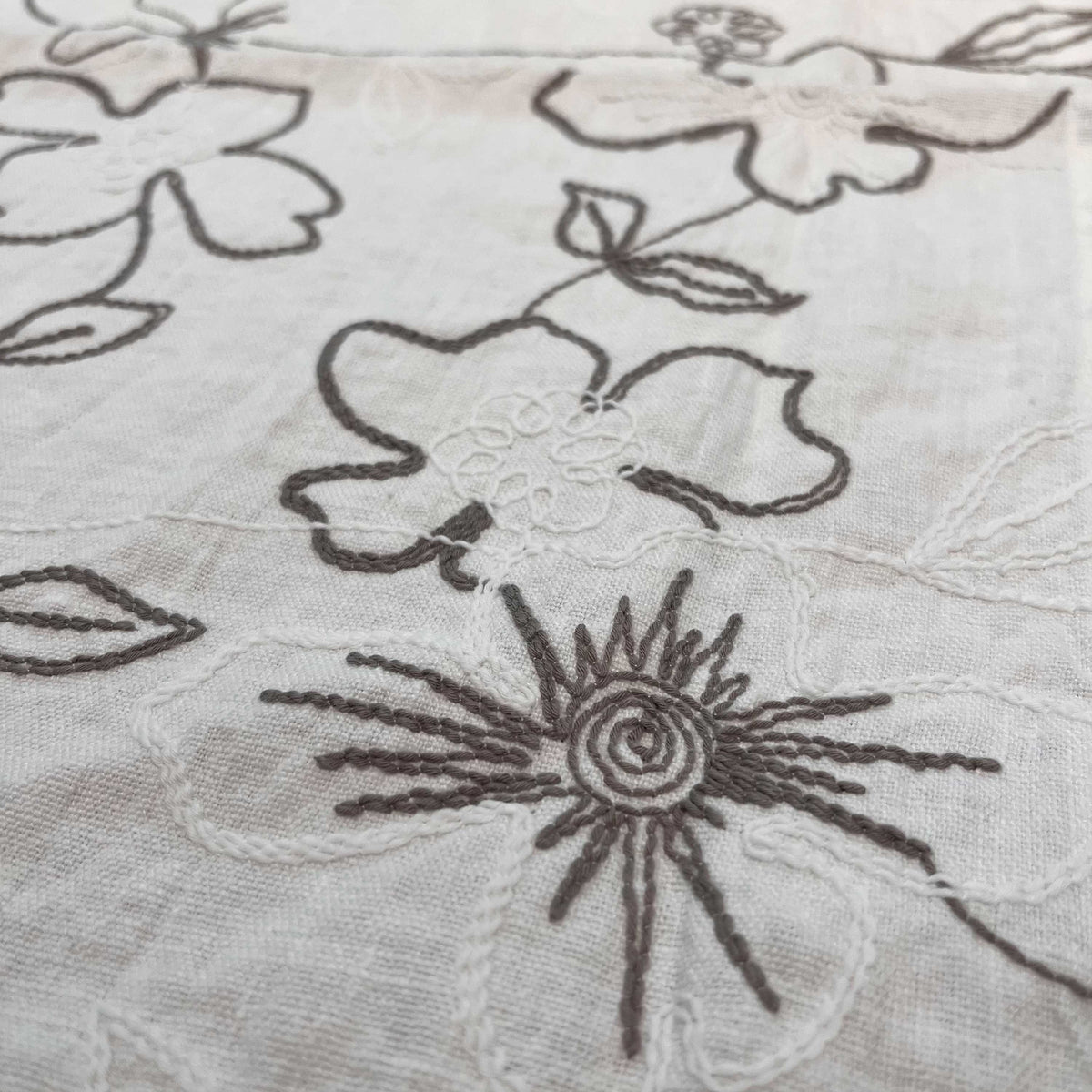 Pair of placemats with Narcissus embroidery
